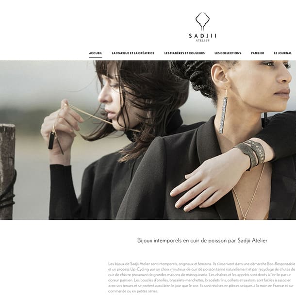 image miniature de l'écran d'accueil du site avec un bandeau photo de mises en situation des réalisations de Sadjii Atelier - graphiste Toulouse