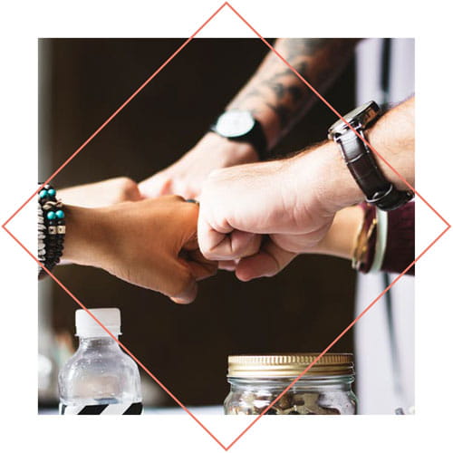 photo de mains qui se joignent en signe de force et de solidarité